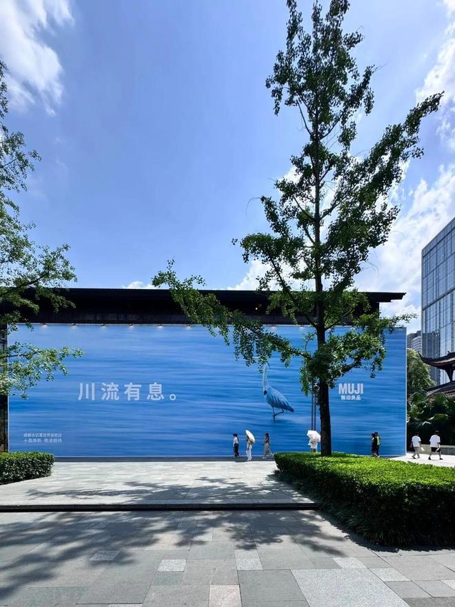 九游娱乐：户外广告凭啥能翻红？(图5)