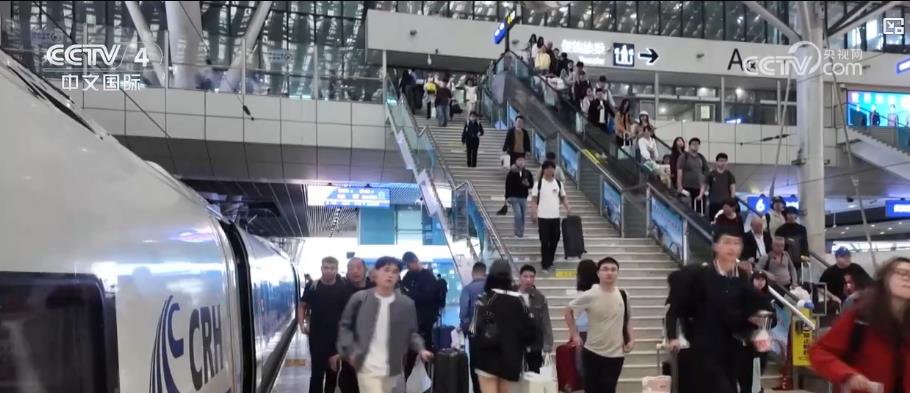 九游娱乐：假期出行高峰持续：全社会跨区域人员流动量再创新高