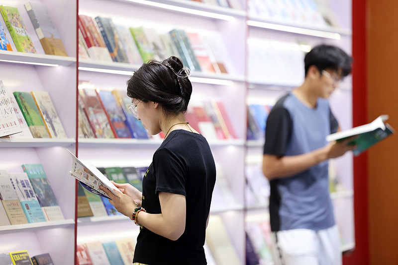 我国成年国民年人均阅读量839本人均每天接触手机超109分钟(图1)